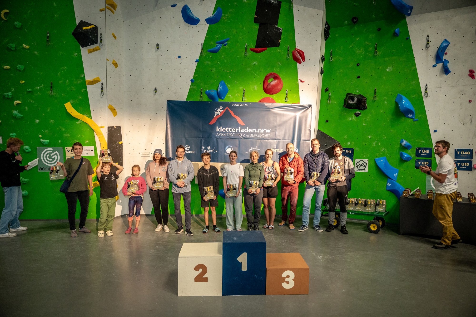 Gruppenfoto bei der Siegerehrung des Kletterliga-Finales am 3. Oktober 2026 in der Kletterwelt Sauerland